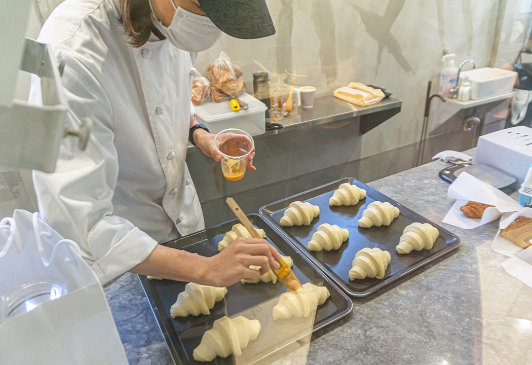 キッチン担当内海さん「美味しさ届けます」